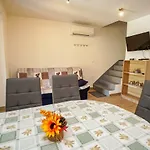 Linda Zambrattia 3*